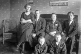 Familj i och framför soffa, 1920-tal