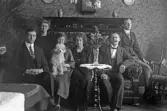 Grupp i soffa med hund, 1920-tal