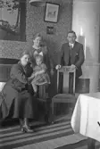 Familj framför kameran, 1920-tal