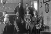 Familj med hund framför kameran, 1920-tal