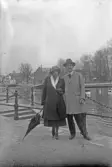 Par på söndagspromenad i Örebro, 1920-tal