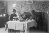 Tre kvinnor samtalar över en kopp kaffe, 1920-tal