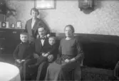 Familjegrupp i hemmet, 1920-tal