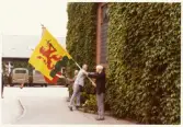 Kamratföreningens Danmarksresa 15/8 - 18/8 1974, till bl a Fynske Livregementet, Odense.
Överste P H Winberg lägger ned en krans vid minnestavlan över de stupade i 2:a världskriget.