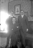 Trio fotograferad i hemmet, 1920-tal