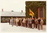 Kamratföreningens Danmarksresa 15/8 - 18/8 1974, till bl a Fynske Livregementet, Odense.
Parad vid minnestavlan över de stupade i 2:a världskriget. I främsta ledet: överste P H Winberg.