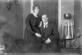 Man och kvinna poserar framför kameran, 1920-tal