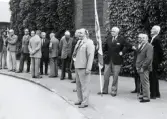 Kamratföreningens Danmarksresa 15/8 - 18/8 1974, till bl a Fynske Livregementet, Odense.
Vid minnestavlan över de stupade under 2:a världskriget. Framför fanan: kapten Erik Lindqvist.