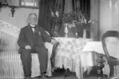 Man med blomsteruppvaltning, 1920-tal