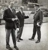 Kamratföreningens vänortsutbyte 11/9-13/9 1970. Fynske Livregementet, Odense.
Rökpaus. Fr.v.: Harald Bünger, Sören Wennberg, Knut Aaby-Ericsson, Richard Schmidt, ?.