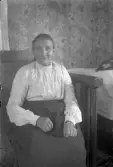 Äldre kvinna i soffa, 1920-tal