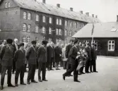 Kamratföreningens vänortsutbyte 11/9-13/9 1970. Fynske Livregementet, Odense.
Överste Lennart Löfgren lägger ned en krans vid minnestavlan över de stupade i 2:a världskriget.
Till vänster syns fem danska värnpliktiga, till höger fem svenska värnpliktiga.