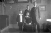 Familj poserande framför kameran, 1920-tal