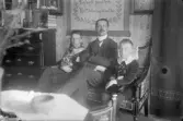 Man med två söner och husdjur, 1920-tal