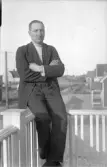 Man på balkong, 1920-tal