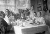 Familjen samlad på bemärkelsedag, 1920-tal