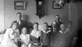 Hela familjen samlade vid släktträff, 1920-tal