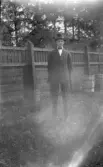 Ung man i kostym i trädgård, 1920-tal