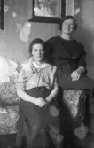 Porträtt av kvinnor på soffa, 1920-tal