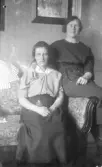 Två kvinnor i soffan, 1920-tal