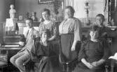 Familj framför pianot, 1920-tal