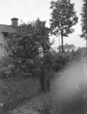 Man i trädgården, 1920-tal