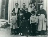 Gruppbild framför byggnad