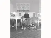 Barnlek. Dåvarande museichefen (1921-1961) Albert Sandklefs tre barn med olika leksaker. Fotografiet är taget i familjens bostad i Artillerikasernen på Varbergs fästning.