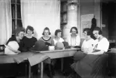 Kvinnlig personal på AB Lindberg strå- och filthattfabrik, 1910-tal