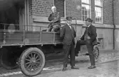 Män vid lastbil intill Post- och telegrafstationen i Örebro, 1920-tal