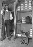 Handelsman med varor i sportaffär i Örebro, 1920-tal
