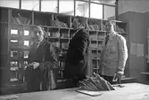 Tre män fördelar posten på Post- och telegrafstationen i Örebro, 1920-tal