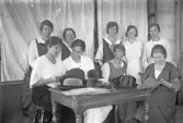 Hattmodister med sina hattar på AB Lindberg strå- och filthattfabrik, 1910-tal