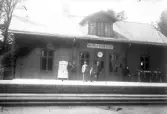 Personal på perrongen vid järnvägsstation Motala verkstad, 1920-tal