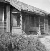 Falun, Danholn, Backa. Tingsstugans förstukvist.