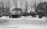 Samling på bron vid Axbergshammars vattenfall, 1900-tal