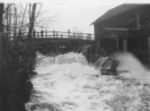 Pojkar står på bron ovanför Axbergshammars kvarn, 1910