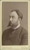 Mansporträtt av Gustaf Benedicks, fotograferat av fotograf August Roesler, Stockholm.
