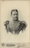 Kvinnoporträtt av Anna Benedicks, född Benedicks i Berlin. Fotograferat av kungliga hovfotograf Rumbler våren 1897 i Wiesbaden.