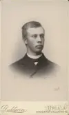 Mansporträtt av Edw. Laurell. Fotograf Alfred Dahlgren, Uppsala. Text på baksidan, 