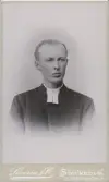 Mansporträtt av präst Otto Norberg, 1893. Fotograf Leverin & Co.
