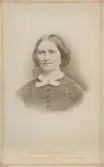 Kvinnoporträtt av Lina Cantzler, moder till Oscar Cantzler (osäkert). Fotograf Bertha Valerius, Stockholm.