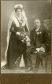 Brud i svart klänning med sin brudgum från Lillkyrka, 1910-tal
