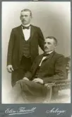Två män från Lillkyrka hos fotograf i Arboga, 1905