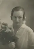 Konfirmand med blommor, omkring 1930