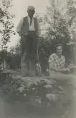 Far och dotter vid stenhäll i Lillkyrka, 1930-tal