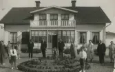 Familjen samlad på gårdsplanen i Brandtorp, 1930-tal
