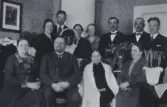 Familjen samlad till fest i Lillkyrka, omkring 1920