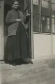 Tilda Jansdotter på trappen till fastigheten Brandstorp, 1920-tal