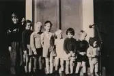 Barn står, i åldersordning, på trappan till missionshuset i Mäjsta i Ringkarleby, 1940-tal